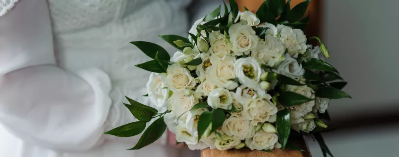 A menyasszony vízbe dobta a csokrot, amikor lenéztek a hídról nem hittek a szemüknek