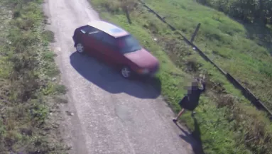 Sokkoló felvételt mutatott be az ügyészség: Saját, szembejövő lányát tarolta le az autójával egy apa