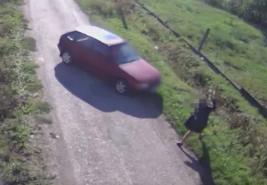 Sokkoló felvételt mutatott be az ügyészség: Saját, szembejövő lányát tarolta le az autójával egy apa