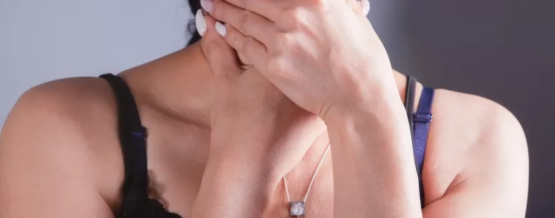 Azt hitték, csak fáradt és fáj a torka: Az orvos sokkoló mondattal tért vissza a fiatal nő vérvétele után