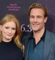 Könnyfakasztó fotók és megrázó vallomás: Így emlékezik meg elhunyt férjéről James Van Der Beek özvegye