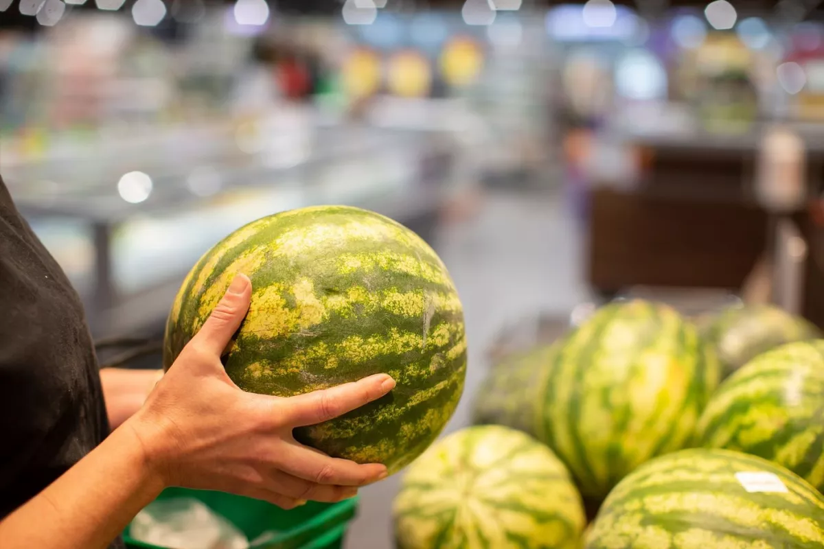 Vége a találgatásnak: Ezzel a 3 egyszerű trükkel mindig mézédes görögdinnyét választhatsz a szupermarketben