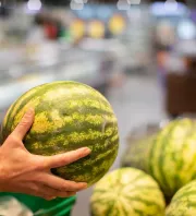 Vége a találgatásnak: Ezzel a 3 egyszerű trükkel mindig mézédes görögdinnyét választhatsz a szupermarketben