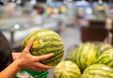 Vége a találgatásnak: Ezzel a 3 egyszerű trükkel mindig mézédes görögdinnyét választhatsz a szupermarketben