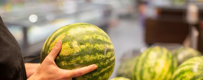 Vége a találgatásnak: Ezzel a 3 egyszerű trükkel mindig mézédes görögdinnyét választhatsz a szupermarketben