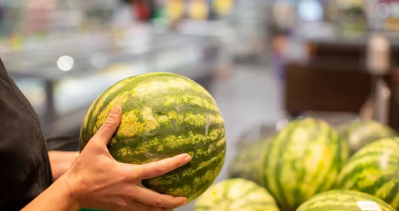 Vége a találgatásnak: Ezzel a 3 egyszerű trükkel mindig mézédes görögdinnyét választhatsz a szupermarketben