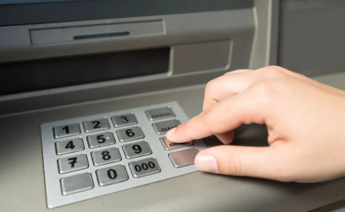 Ha ezt látod az ATM-en, azonnal szakítsd meg a tranzakciót: ellophatják a bankkártyád adatait