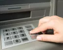 Ha ezt látod az ATM-en, azonnal szakítsd meg a tranzakciót: ellophatják a bankkártyád adatait