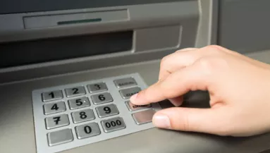Ha ezt látod az ATM-en, azonnal szakítsd meg a tranzakciót: ellophatják a bankkártyád adatait