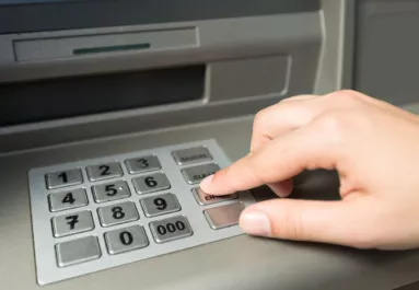 Ha ezt látod az ATM-en, azonnal szakítsd meg a tranzakciót: ellophatják a bankkártyád adatait