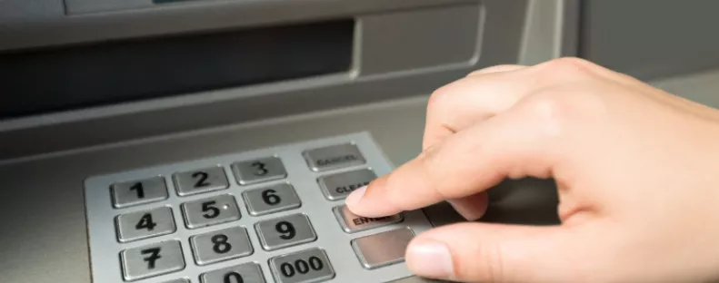 Ha ezt látod az ATM-en, azonnal szakítsd meg a tranzakciót: ellophatják a bankkártyád adatait