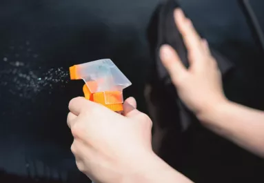 Ezt soha ne fújd az autó szélvédőjére: komoly károkat is okozhatsz vele