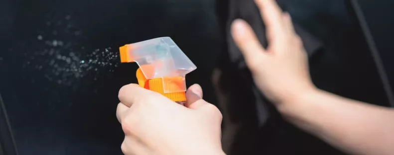 Ezt soha ne fújd az autó szélvédőjére: komoly károkat is okozhatsz vele