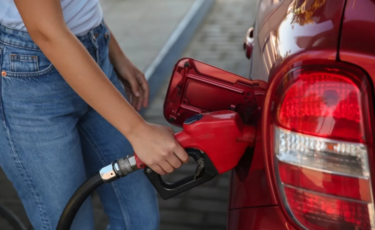 20 liter benzint is spórolhatsz havonta, ha ezt csinálod: egyetlen apró mozdulatról van szó