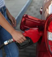 20 liter benzint is spórolhatsz havonta, ha ezt csinálod: egyetlen apró mozdulatról van szó