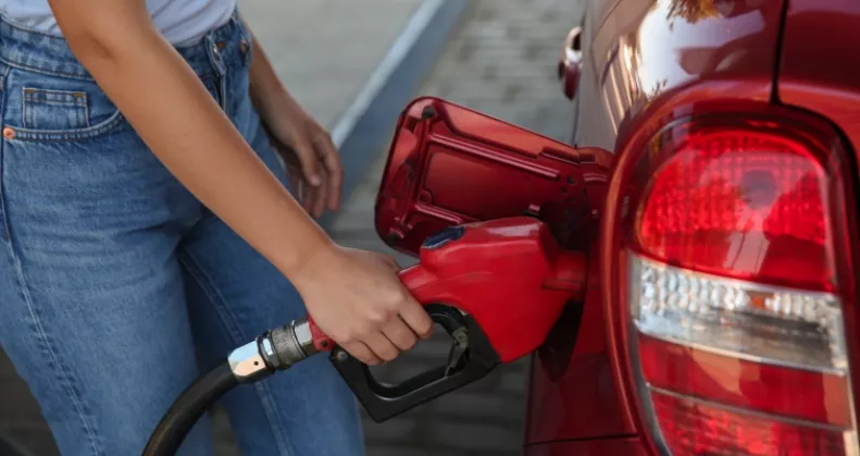 20 liter benzint is spórolhatsz havonta, ha ezt csinálod: egyetlen apró mozdulatról van szó