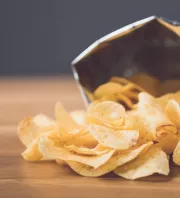 Nem a chips a legveszélyesebb: ez a sós nasi terheli meg leginkább a szívet
