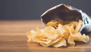Nem a chips a legveszélyesebb: ez a sós nasi terheli meg leginkább a szívet