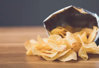 Nem a chips a legveszélyesebb: ez a sós nasi terheli meg leginkább a szívet