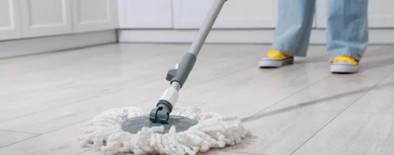 Figyelmeztet a takarító: ezt a hibát rengetegen elkövetik felmosásnál, pedig penészt okozhat