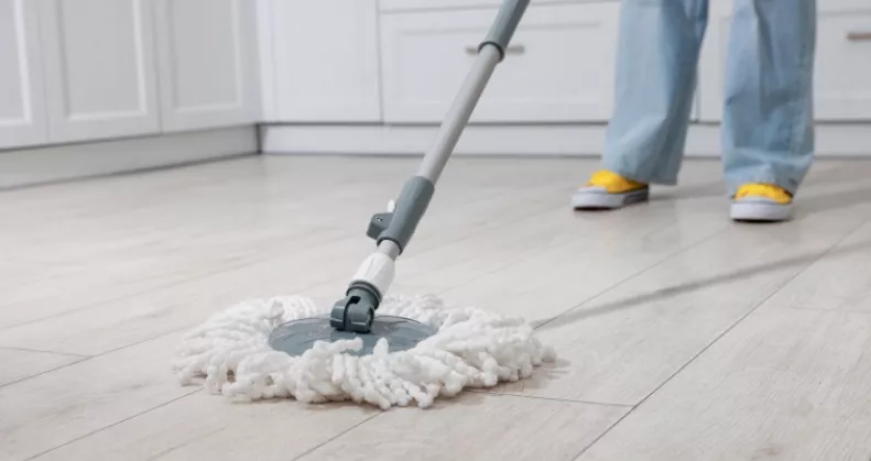 Figyelmeztet a takarító: ezt a hibát rengetegen elkövetik felmosásnál, pedig penészt okozhat