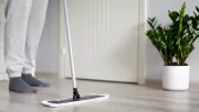 Egyetlen kanál elég belőle: ezt keverd a felmosóvízbe, és sokkal tovább marad tiszta a padló