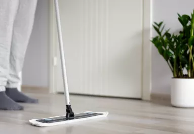 Egyetlen kanál elég belőle: ezt keverd a felmosóvízbe, és sokkal tovább marad tiszta a padló