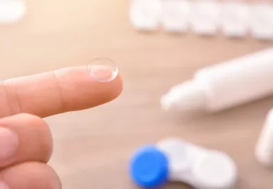Soha ne használd így a kontaktlencsédet: súlyos szemfertőzés lehet a vége