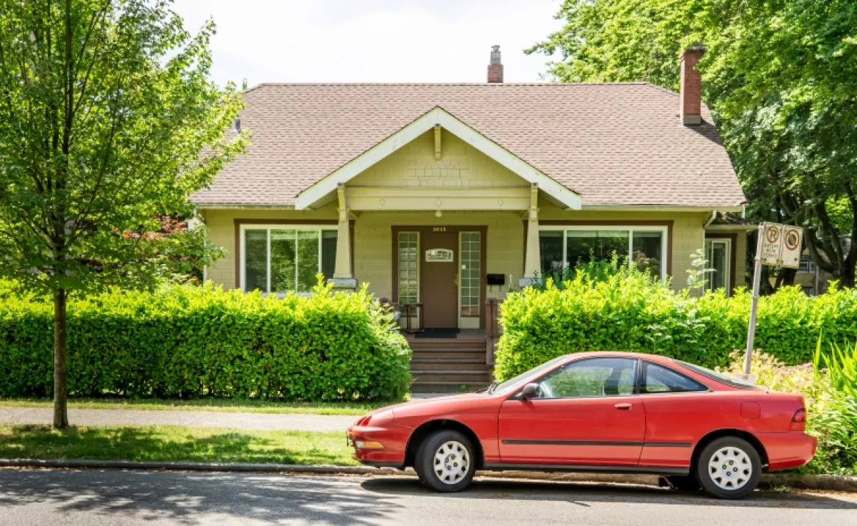 Ha így parkolsz a ház előtt, megbüntethetnek: sokan nem is tudnak róla