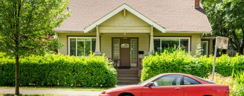 Ha így parkolsz a ház előtt, megbüntethetnek: sokan nem is tudnak róla