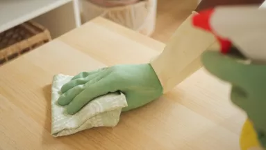 A takarítók esküsznek rá: ezzel a módszerrel napokig nem porosodik a bútor