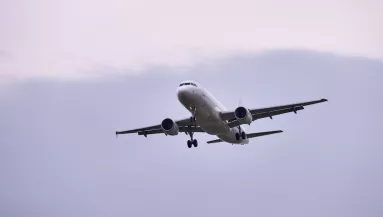 Észrevetted már ezt az apró lyukat a repülőgép ablakán? Nagyon fontos szerepe van a biztonságodat tekintve