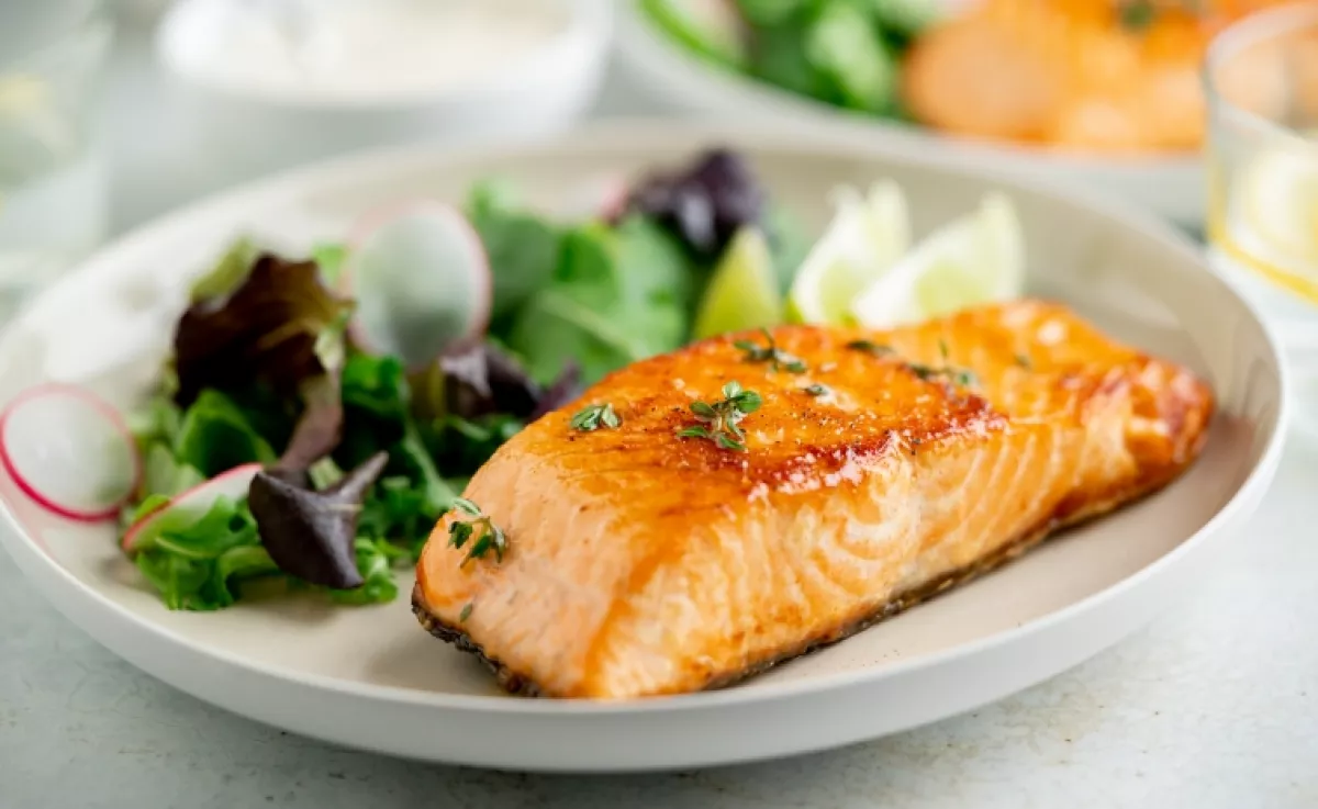 Nem a kapor vagy a citrom az: ettől az egy titkos hozzávalótól lesz tökéletes a sült lazac