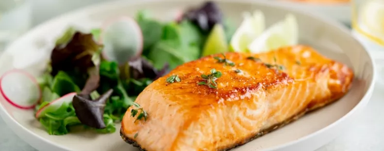 Nem a kapor vagy a citrom az: ettől az egy titkos hozzávalótól lesz tökéletes a sült lazac