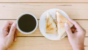Figyelmeztetnek az orvosok: ez a reggeli szokás felgyorsítja a rákos sejtek növekedését 