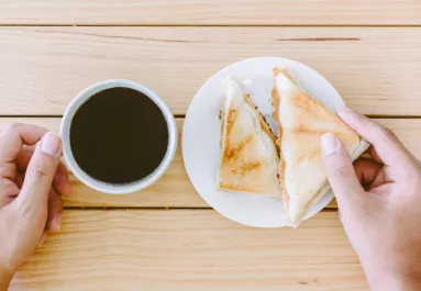 Figyelmeztetnek az orvosok: ez a reggeli szokás felgyorsítja a rákos sejtek növekedését 