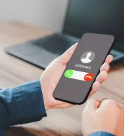 Új csalási módszer épít a hangodra: ha váratlanul ezt kérdezi egy idegen telefonon, azonnal nyomd ki az illetőt 