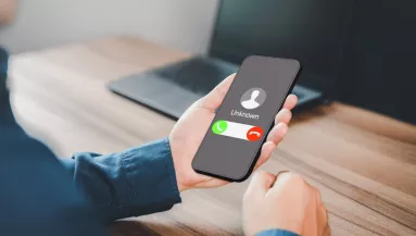 Új csalási módszer épít a hangodra: ha váratlanul ezt kérdezi egy idegen telefonon, azonnal nyomd ki az illetőt 
