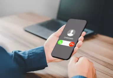 Új csalási módszer épít a hangodra: ha váratlanul ezt kérdezi egy idegen telefonon, azonnal nyomd ki az illetőt 