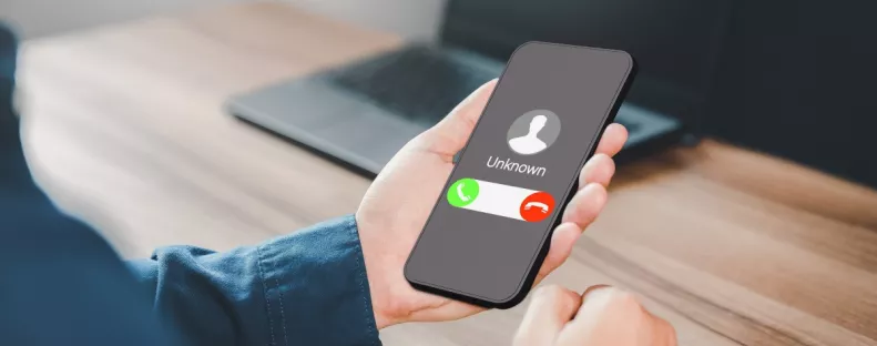 Új csalási módszer épít a hangodra: ha váratlanul ezt kérdezi egy idegen telefonon, azonnal nyomd ki az illetőt 