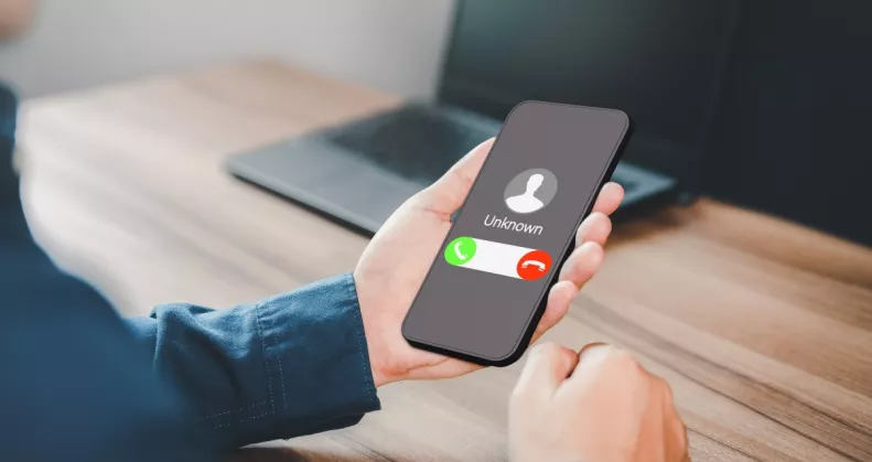 Új csalási módszer épít a hangodra: ha váratlanul ezt kérdezi egy idegen telefonon, azonnal nyomd ki az illetőt 