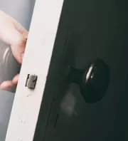 Ha emiatt csengetnek be hozzád, semmi esetre se engedd be őket – veszélyes módszer terjed