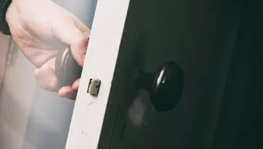 Ha emiatt csengetnek be hozzád, semmi esetre se engedd be őket – veszélyes módszer terjed