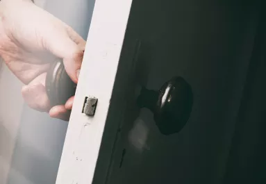 Ha emiatt csengetnek be hozzád, semmi esetre se engedd be őket – veszélyes módszer terjed