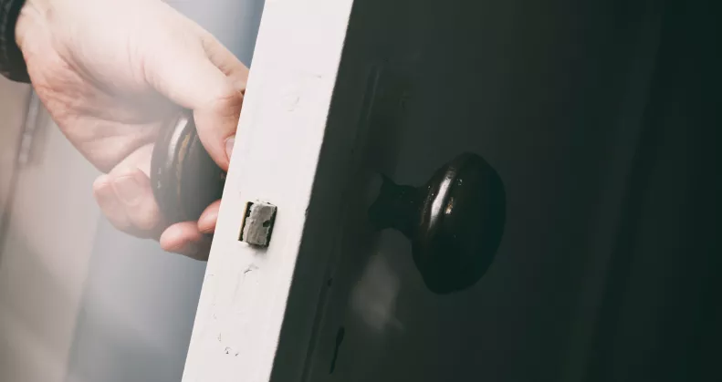 Ha emiatt csengetnek be hozzád, semmi esetre se engedd be őket – veszélyes módszer terjed