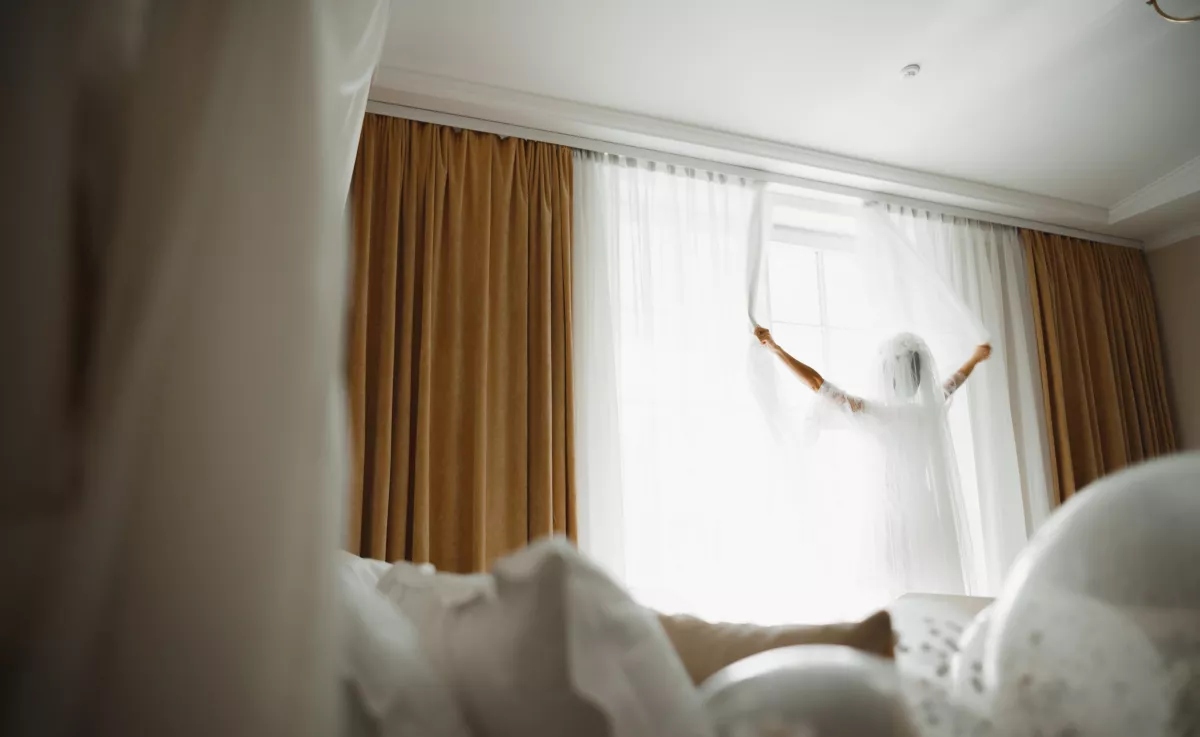 Szállodák féltve őrzött titka: nem a hipótól lesz vakítóan fehér a beszürkült függöny