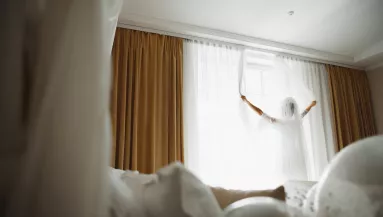 Szállodák féltve őrzött titka: nem a hipótól lesz vakítóan fehér a beszürkült függöny