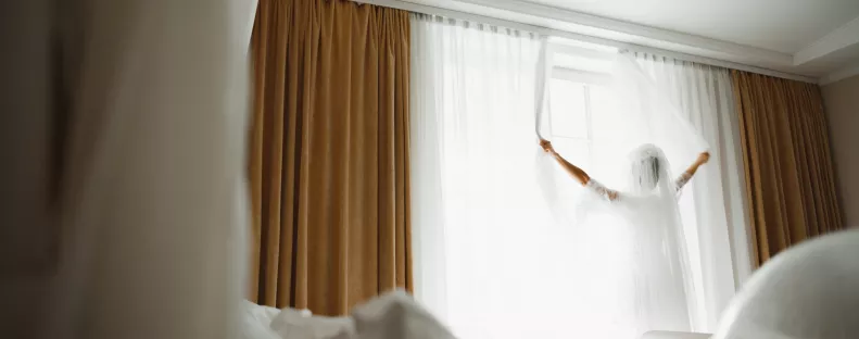 Szállodák féltve őrzött titka: nem a hipótól lesz vakítóan fehér a beszürkült függöny