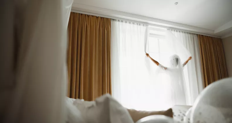 Szállodák féltve őrzött titka: nem a hipótól lesz vakítóan fehér a beszürkült függöny