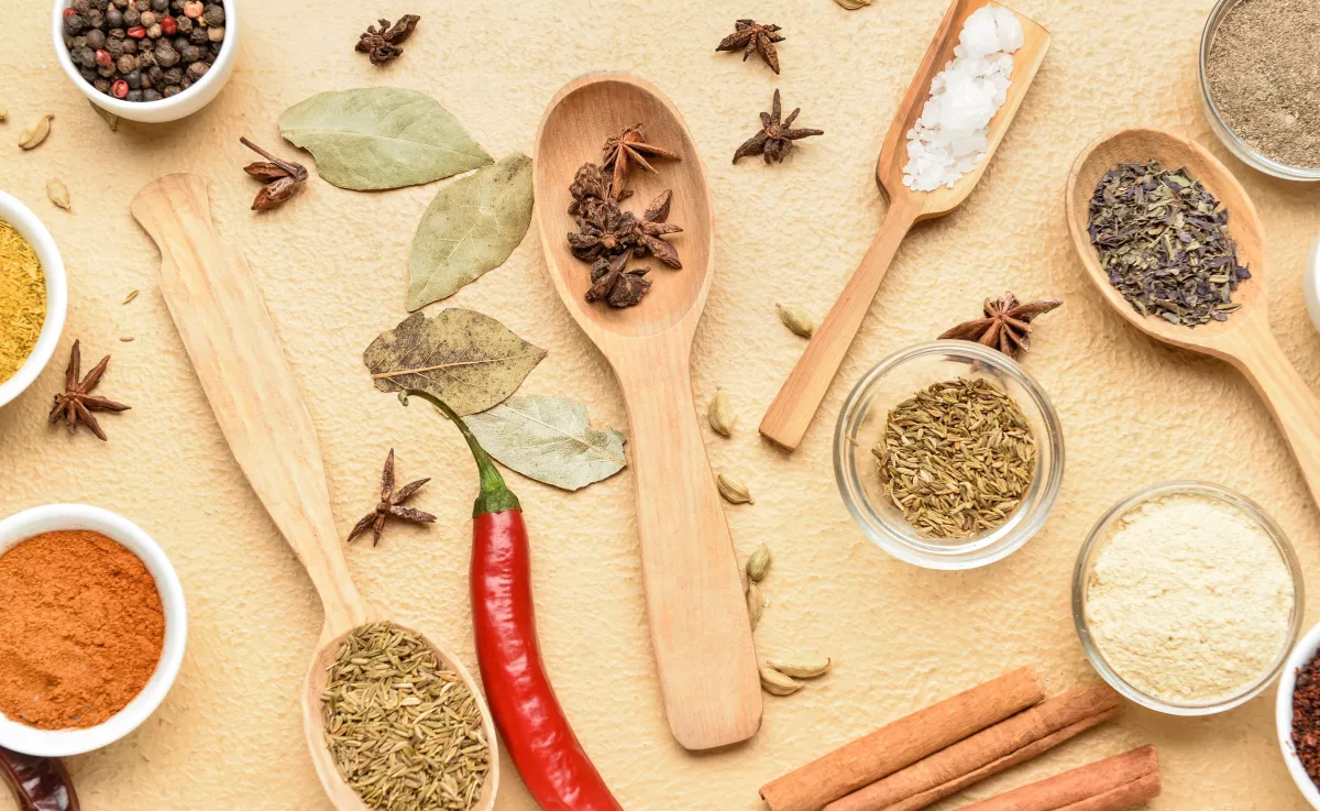 Ez a 2 fűszer hatalmas segítség: eltünteti a puffadást és a leheletet is frissíti